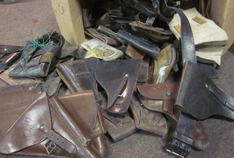 Lot d'une trentaine d'étuis pour revolvers et pistolets automatiques, un étui porte carte et 17 chargeurs pour pistolet automatique en cuir brun