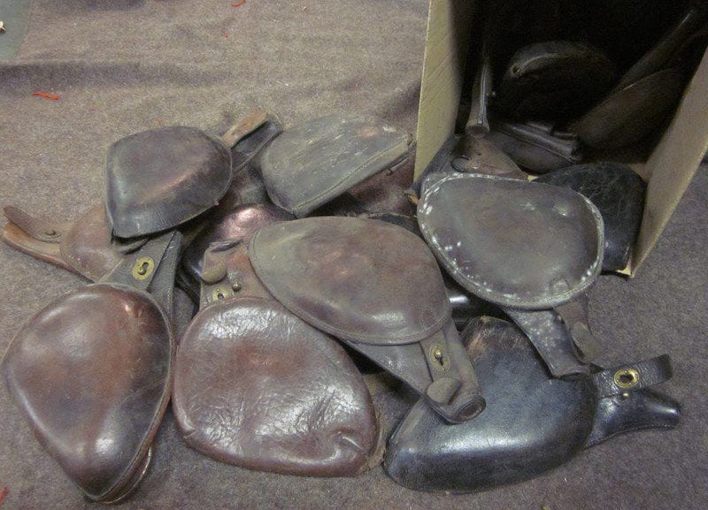 Lot de 20 étuis pour revolver 1873, 1874 et 1892, dans l'état
