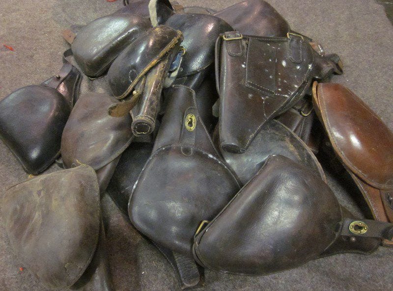 Lot de 20 étuis pour revolver 1873, 1874 et 1892, dans l'état