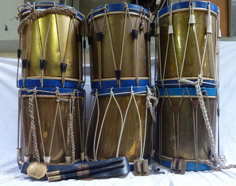 Lot de 6 tambours à fût en laiton cerclage en bois peint bleu. On y joint une bandoulière porte baguette montée avec une plaque de garde champêtre