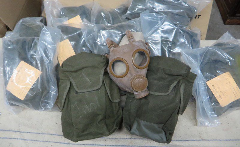 Lot d'une dizaine de masques à gaz ANP 51/53 avec étuis