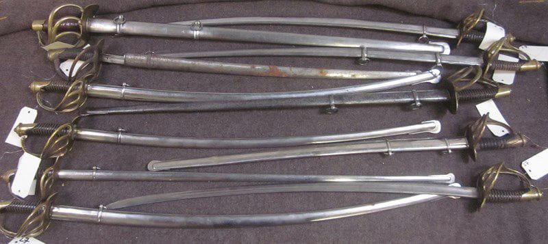 Lot de 11 sabres de cavalerie de ligne et de troupe et officier, modèle 1822, monture en bronze à 4 branches, en partie d'époque avec fourreau