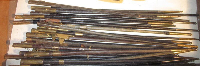 Lot de 39 fourreaux de fines épées de style XVIe, XVIIe et XVIIIe, en bois et fer recouvert de cuir et garniture en fer pour la majorité