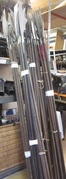 Lot d'une soixantaine d'armes d'hast de théâtre: Fauchards, hallebardes, pertuisanes, pics, lances, espontons