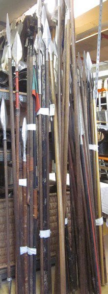 Lot d'une soixantaine armes d'hast de théâtre, principalement des pics de style antique et révolutionnaire