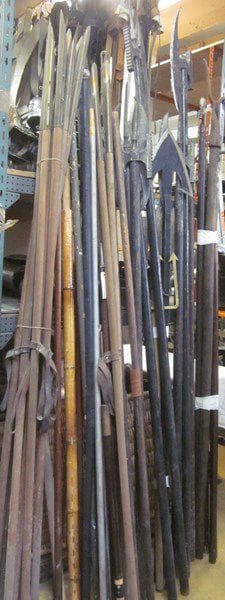 Lot d'une trentaine d'armes d'hast de théâtre: hallebardes, pertuisanes, espontons. Harpons, 5 hallebardes en caoutchou