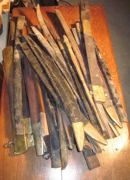 Lot d'environ 36 fourreaux pour dagues et sabres court en cuir, certains à garniture en fer et d'autres en laiton