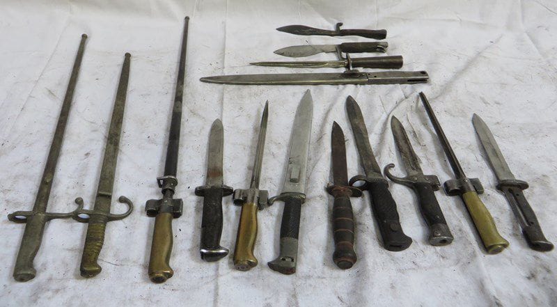 Lot de 15 baïonnettes et couteaux, divers modèles dont France et Allemagne. On joint 2 baïonnettes factices