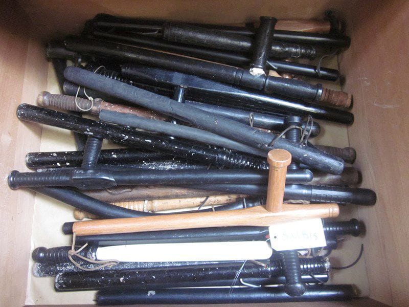 Lot d'une trentaine de matraques, tonfas, bâtons de police en bois