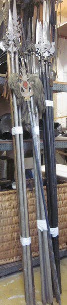Lot d'une quinzaine d'armes d'hast de théâtre: pertuisanes et espontons