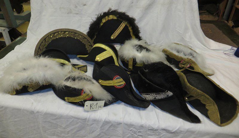 Lot de 11 bicornes de théâtre et de fantaisie, certains brodés