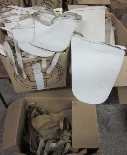 Lot de 3 cartons de cuissières de tambour ou de sapeur. En cuir blanchi. Garnitures nickelées. B.E