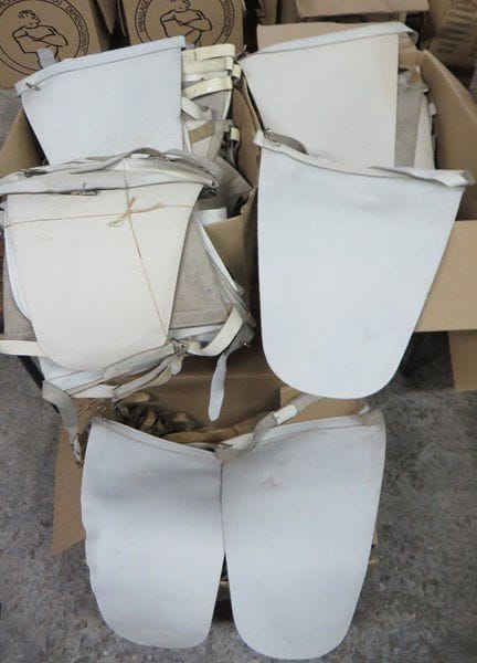 Lot de 3 cartons de cuissières de tambour ou de sapeur. En cuir blanchi. Garnitures nickelées. B.E