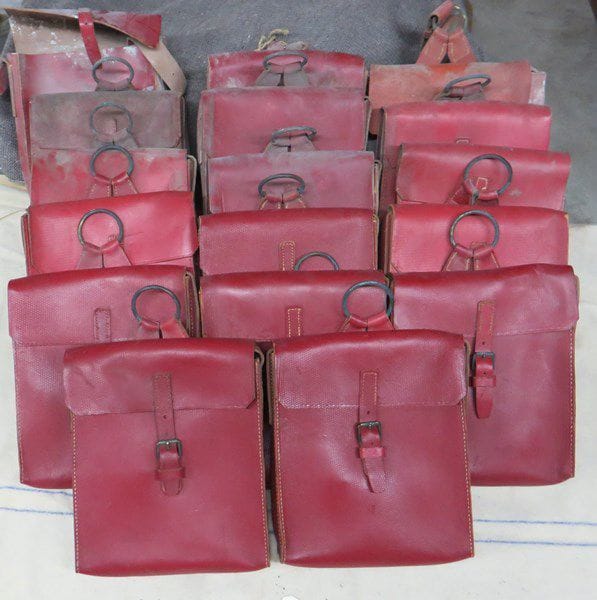 Lot de 17 sacoches de spahis. En cuir rouge, avec anneau de suspente. A.B.E
