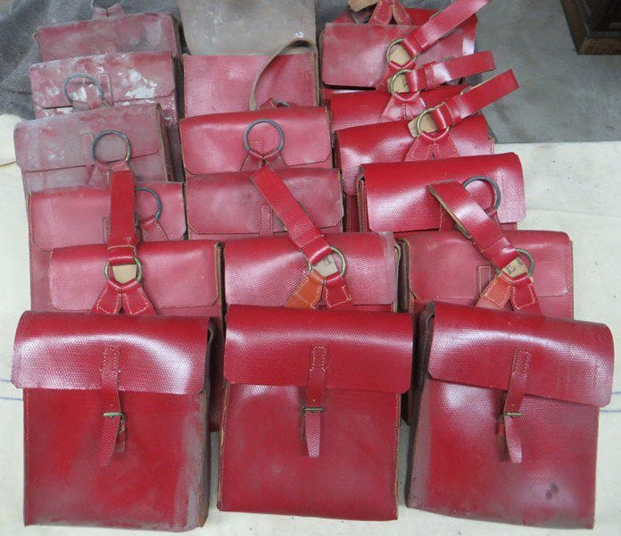 Lot de 18 sacoches de spahis. En cuir rouge, avec anneau de suspente. A.B.E