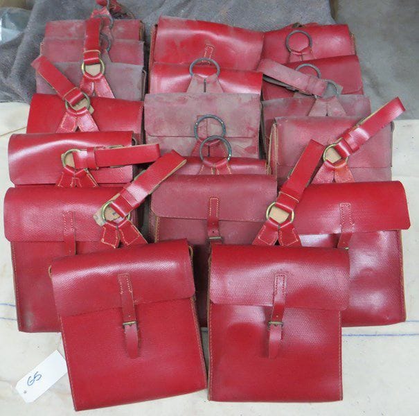 Lot de 18 sacoches de spahis. En cuir rouge, avec anneau de suspente. A.B.E