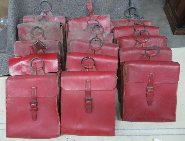 Lot de 15 sacoches de spahis. En cuir rouge, avec anneau de suspente. A.B.E