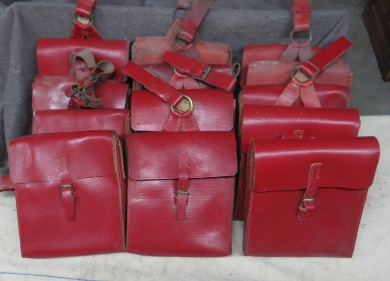 Lot de 13 sacoches de spahis. En cuir rouge, avec anneau de suspente. A.B.E