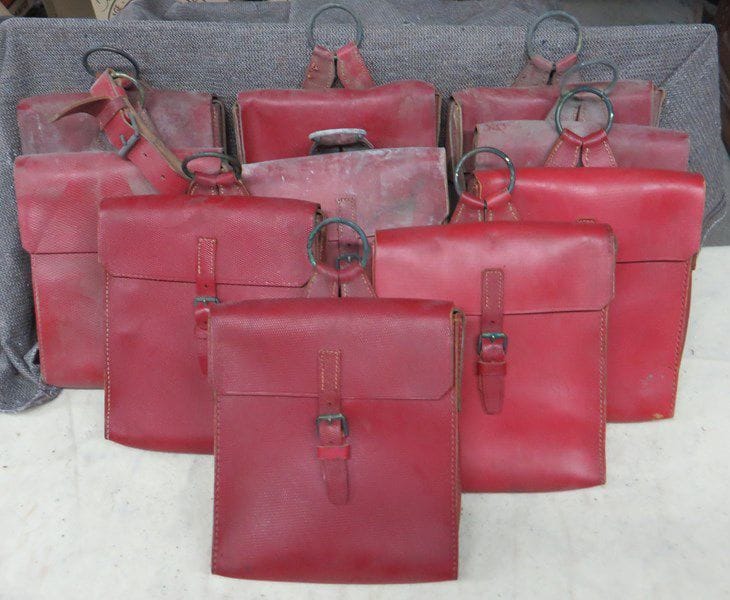 Lot de 10 sacoches de spahis. En cuir rouge, avec anneau de suspente. A.B.E