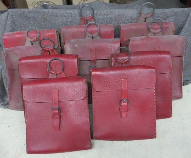 Lot de 10 sacoches de spahis. En cuir rouge, avec anneau de suspente. A.B.E