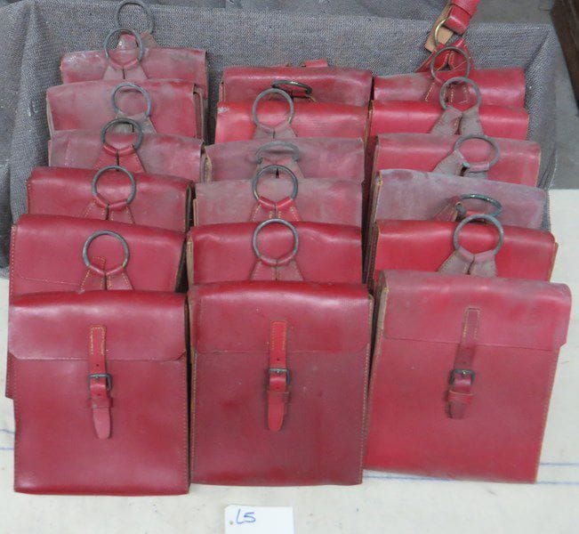 Lot de 18 sacoches de spahis. En cuir rouge, avec anneau de suspente. A.B.E