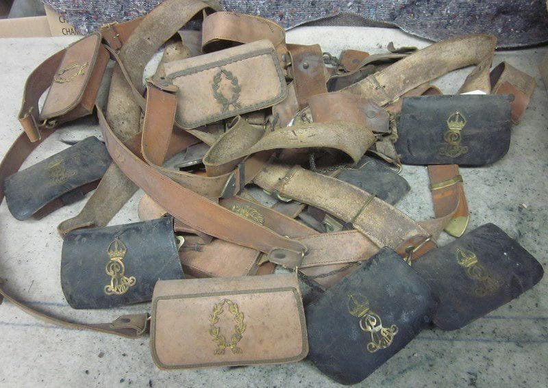 Lot de 11 gibernes de théâtre, 8 aux armes britanniques et deux aux couronnes de laurier