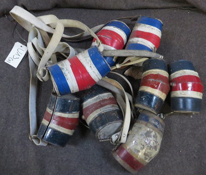 Lot de 8 tonneaux de cantinière en tôle peinte, bandoulière en buffle blanchi, reproduction pour le théâtre