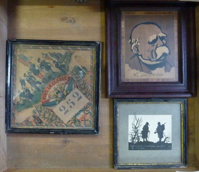 Souvenir de la guerre de 14/18: - "Le Père la Victoire", belle marquèterie représentant Clémenceau 21 x 18 -Souvenir de classe 24 x 24 - Poilus dans les tranchées, profils en papier découpé signé Epinasy 12 x 10