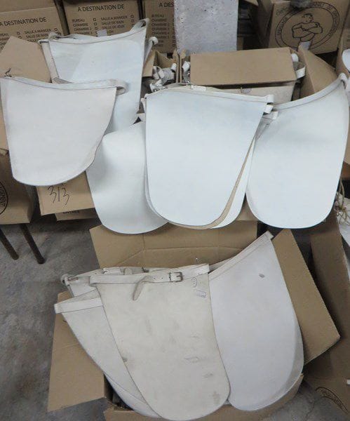 Lot de 3 cartons de cuissière de tambour ou de sapeur. En cuir blanchi. Garnitures nickelées. B.E