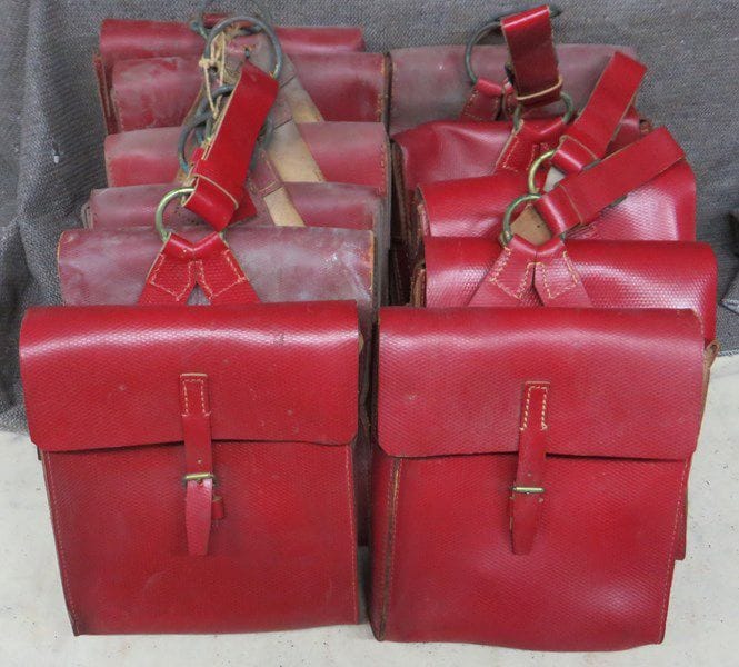 Lot de 10 sacoches de spahis. En cuir rouge, avec anneau de suspente. A.B.E