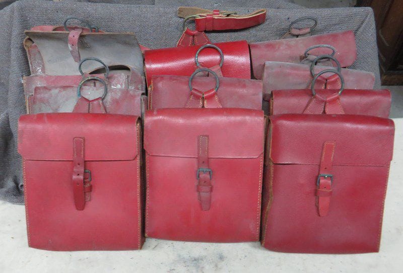 Lot de 11 sacoches de spahis. En cuir rouge, avec anneau de suspente. A.B.E
