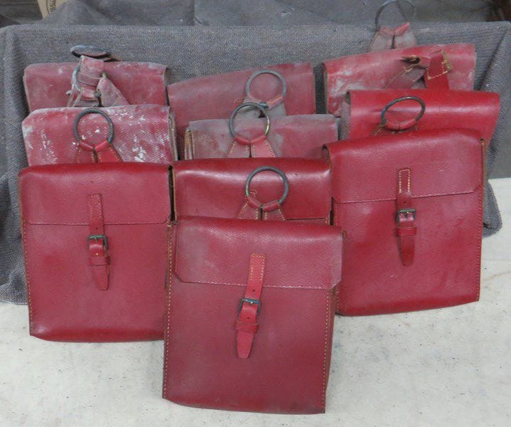 Lot de 10 sacoches de spahis. En cuir rouge, avec anneau de suspente. A.B.E