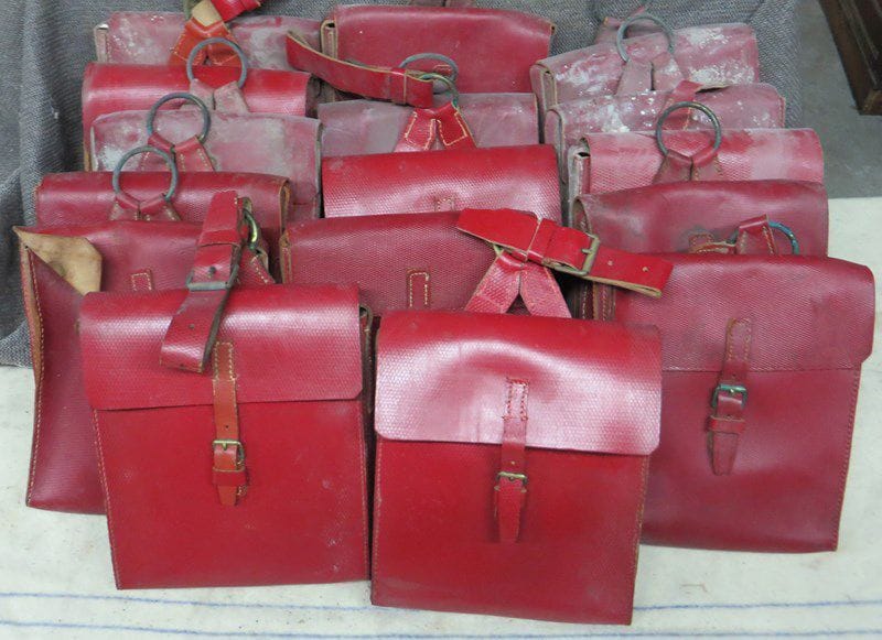 Lot de 15 sacoches de spahis. En cuir rouge, avec anneau de suspente. A.B.E