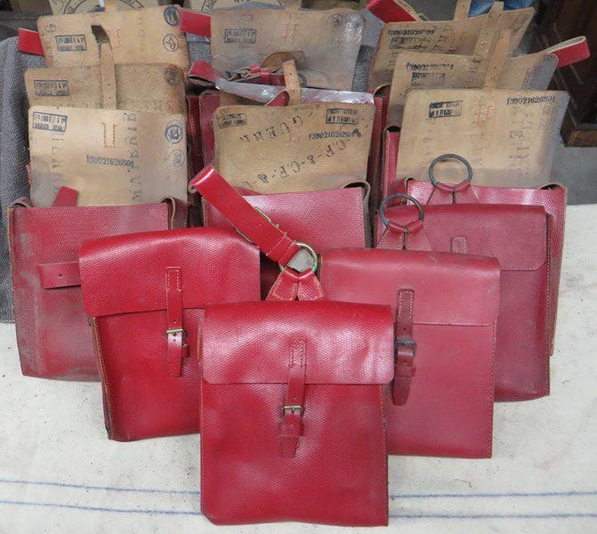 Lot de 13 sacoches de spahis. En cuir rouge, avec anneau de suspente. A.B.E