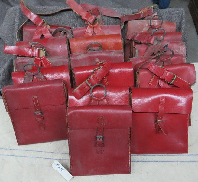 Lot de 17 sacoches de spahis. En cuir rouge, avec anneau de suspente. A.B.E