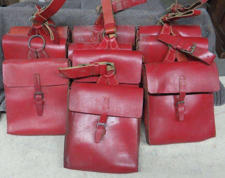 Lot de 10 sacoches de spahis. En cuir rouge, avec anneau de suspente. A.B.E