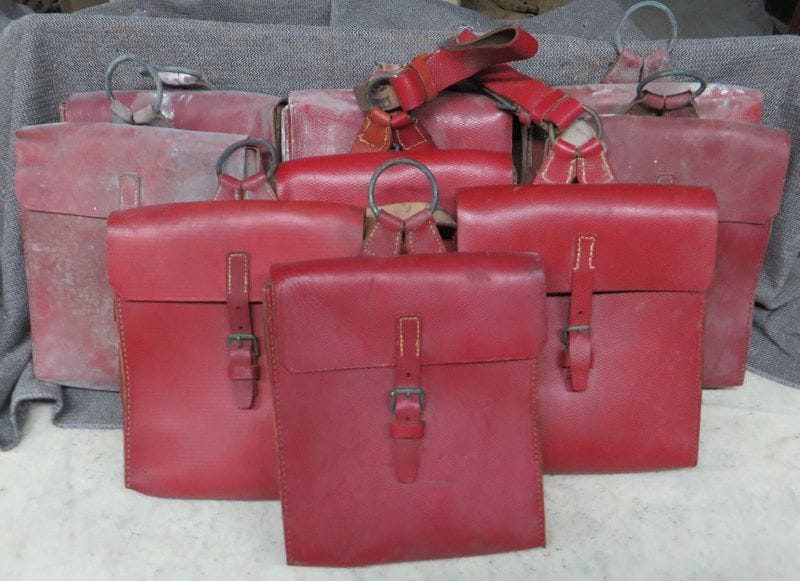 Lot de 9 sacoches de spahis. En cuir rouge, avec anneau de suspente. A.B.E