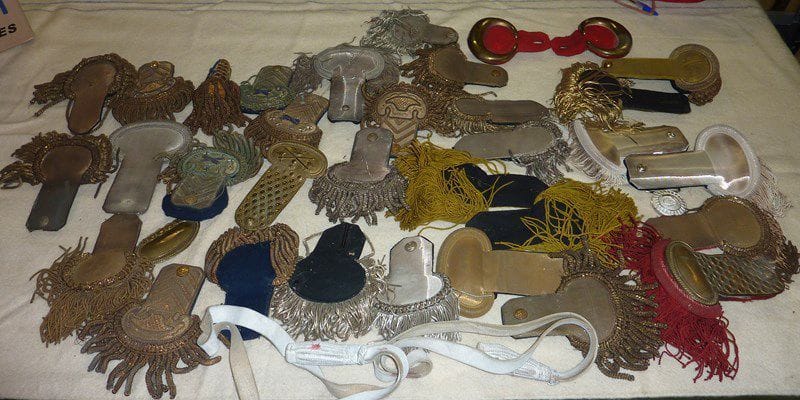Lot comprenant une quinzaine de paires d'épaulettes, des ceintures d'officier de chasseurs à pieds, 3ème République, des épaulettes de style Empire, une épaulette Russe authentique et une paire d'épaulettes de maréchal de style