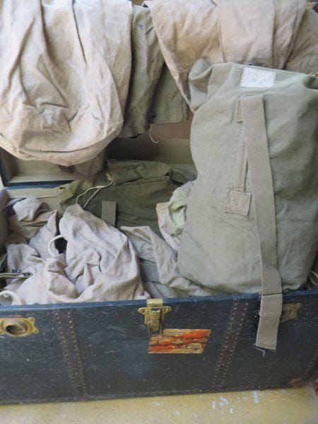 Un fort lot de sacs de voyages, sacs de transport, musettes, pantalons, et toiles diverses