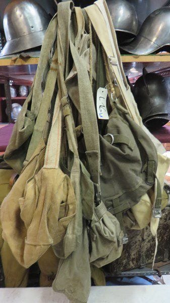 Lot d'une dizaine de musettes en toile kaki ou écru, diverses