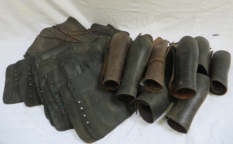 Lot d'une trentaine de pièces comprenant leggings et guêtres en cuir