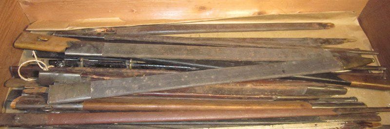 Lot de 28 fourreaux de sabre de style Haute Époque et Moyen-Âge, fourreau en bois recouvert de cuir et garniture en fer