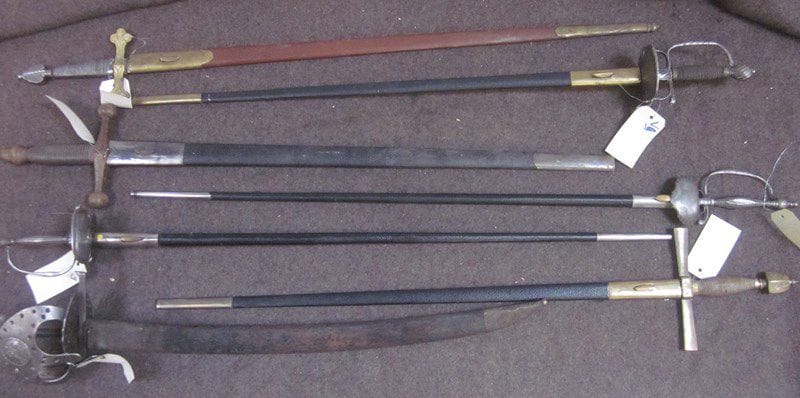 Lot de 7 épées de style XVIIe et XVIIIe, et un sabre court, monture en fer
