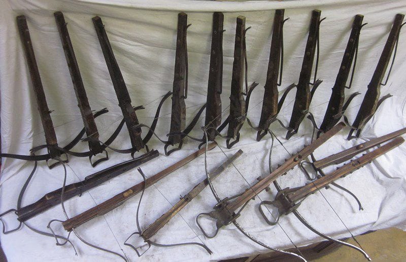 Lot de 17 arbalètes de guerre en bois et monture en fer. Fabrication pour le théâtre