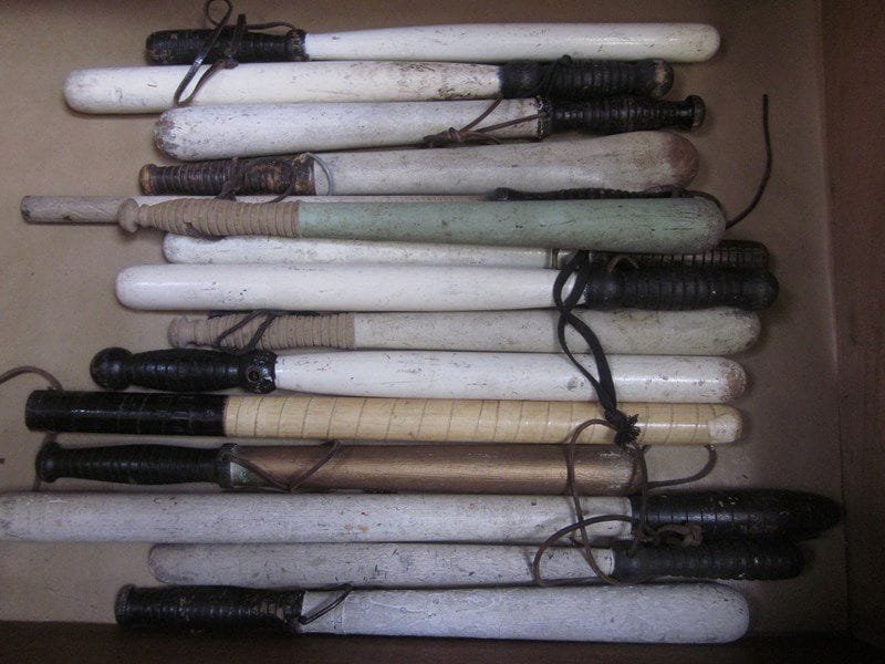 Lot d'une quinzaine de bâtons de police en bois