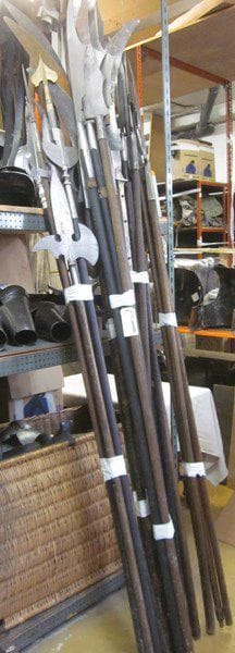 Lot d'une trentaine d'armes d'hast de théâtre: dont fauchards et hallebardes