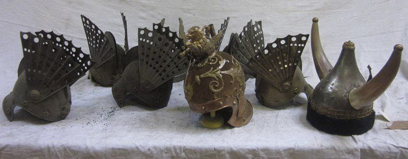 Lot de 8 casques dont 5 à ailes, un cimier au lion, un viking et un divers