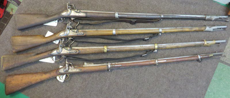 Lot de 2 fusils d'infanterie à silex Russe, daté 1832 et 1836. On joint un fusil Tower et un autre marqué Magasin à Paris. Avec leur bretelle en cuir