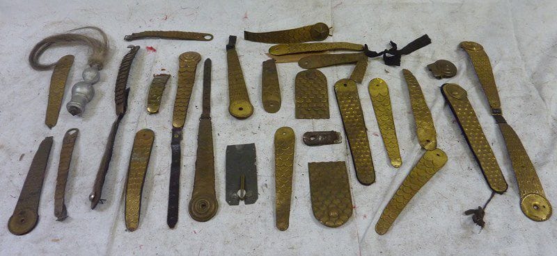 Lot d'une dizaine de jugulaires de shako et de casque à cimier, olive de plumet