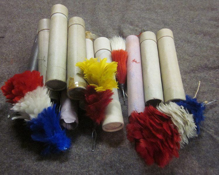 Lot de 13 crinières et fragments de crinière en crin rouge pour trompette